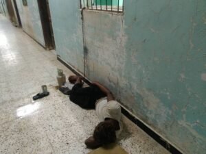 صورة لأحد الأمراض النفسيين يرقد على الرصيف في مستشفى دار السلام (تصوير: عبدالواحد السمّاعي)
